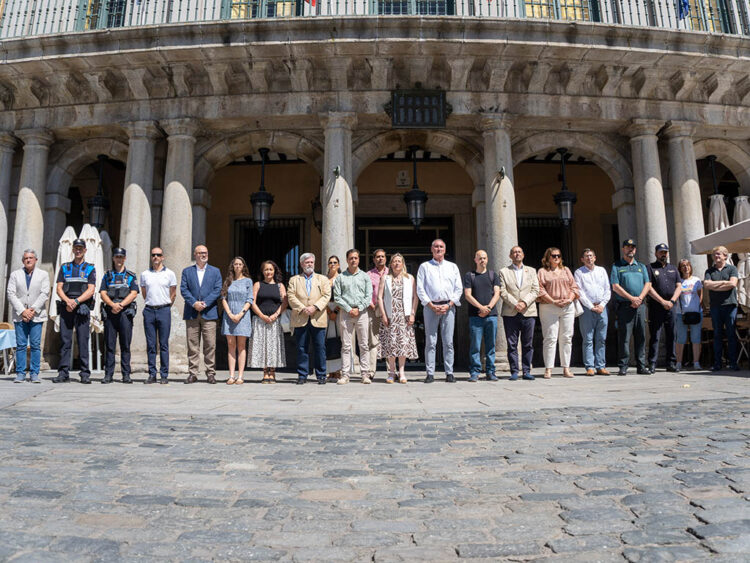 Minuto de silencio en recuerdo de Miguel Ángel Blanco en la plaza Mayor de Segovia. / HÉCTOR CRIADO