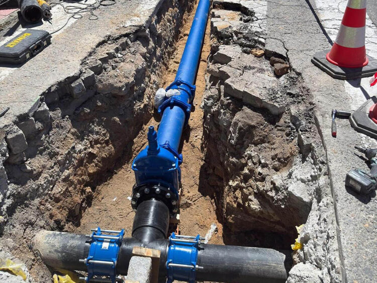 El deterioro de las tuberías de fibrocemento provoca averías en varios puntos de la ciudad 1 Obras de renovación en la red del suminstro de agua potable en el paseo Ezequiel González. / AYUNTAMIENTO DE SEGOVIA