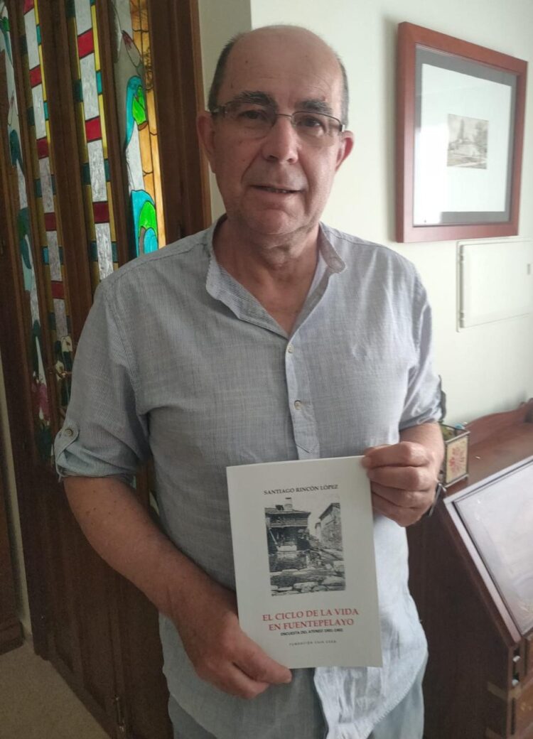 Santiago Rincón presenta su libro 'El ciclo de la vida en Fuentepelayo' 1 Santiago Rincón López presenta su libro titulado ‘El ciclo de la vida en Fuentepelayo’ / JUAN CRUZ SERRANO