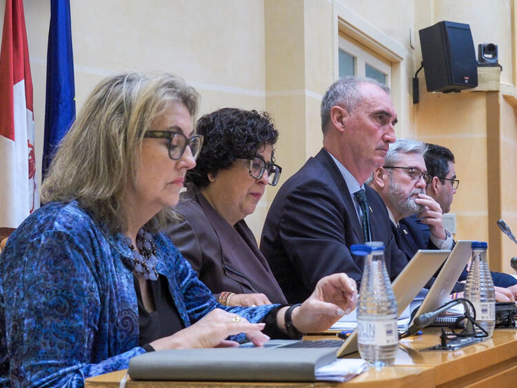 La oposición cuestiona los dos años de mandato de Mazarías y su equipo de Gobierno 1 May Escobar, Rosalía Serrano, José Mazarías, Alejandro González-Salamanca y José Luis Horcajo. / HÉCTOR CRIADO