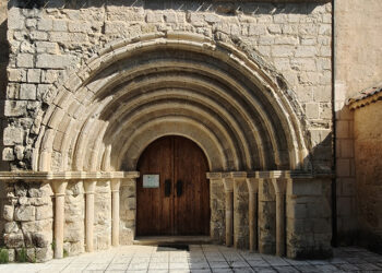 Portada de la Iglesia de San Julián Mártir, en Cobos de Fuentidueña.