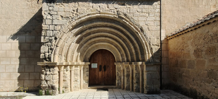 Portada de la Iglesia de San Julián Mártir, en Cobos de Fuentidueña.