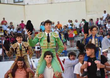 Jaime Hermosa, Jesús Manso y Miguel Remiro salen en hombros de la Plaza de Toros de Prádena, junto a Cayetano de Frutos. / A.M.