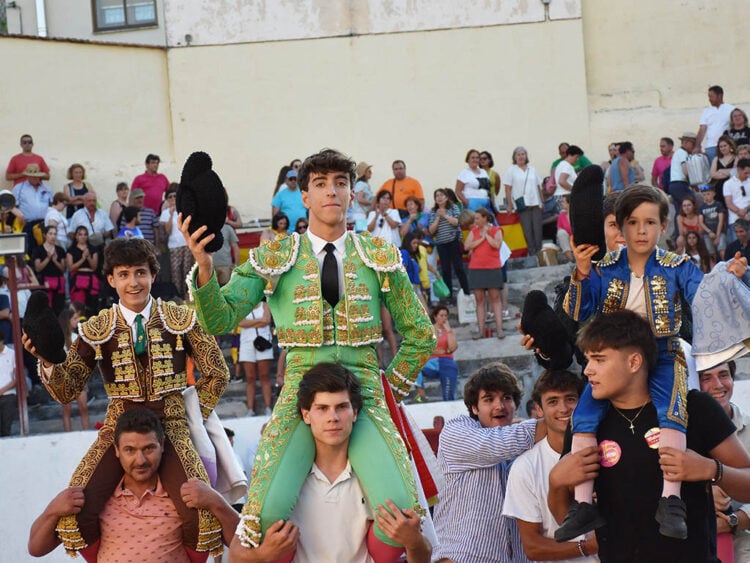 Jaime Hermosa, Jesús Manso y Miguel Remiro salen en hombros de la Plaza de Toros de Prádena, junto a Cayetano de Frutos. / A.M.