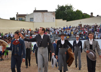 Isaac Fonseca, Román, Jarocho y Julio Campano salen de la plaza de toros de Prádena. / ALEJANDRO MARTÍN