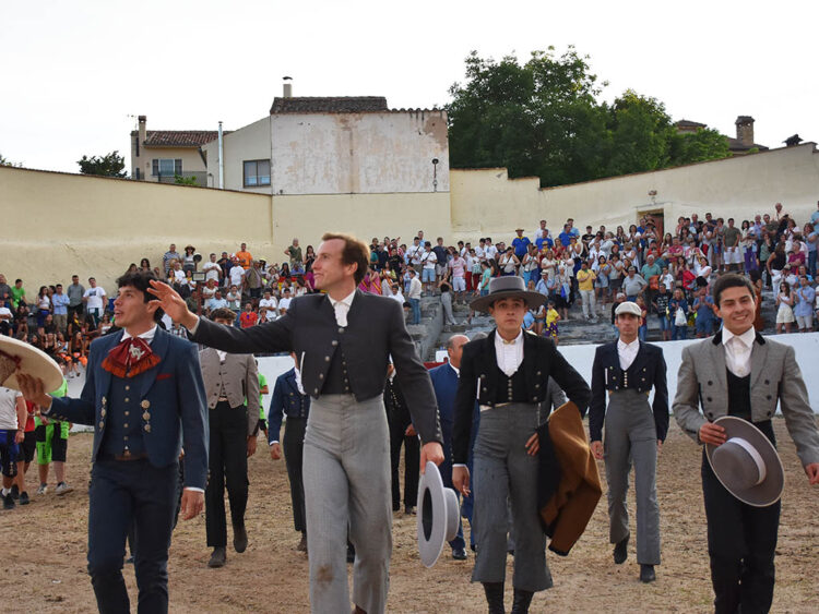 Isaac Fonseca, Román, Jarocho y Julio Campano salen de la plaza de toros de Prádena. / ALEJANDRO MARTÍN