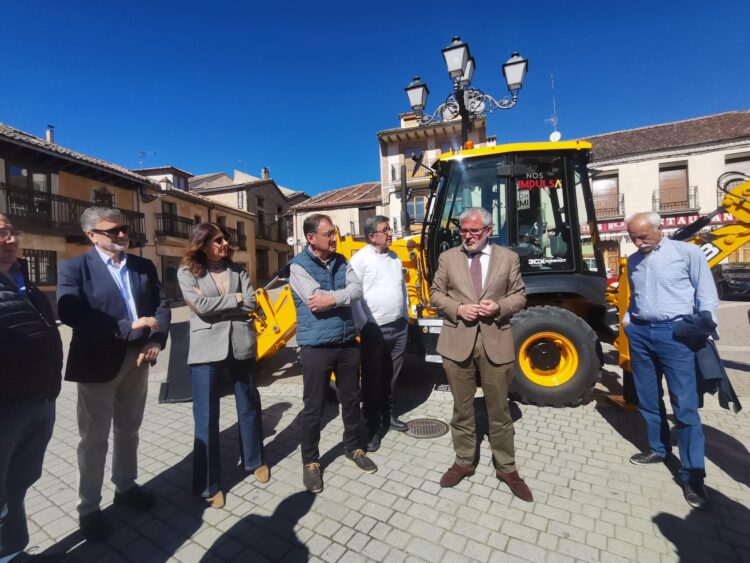 Presentación en Prádena de la retroexcavadora de la mancomunidad La Sierra subvencionada en anterior convocatoria / JCYL