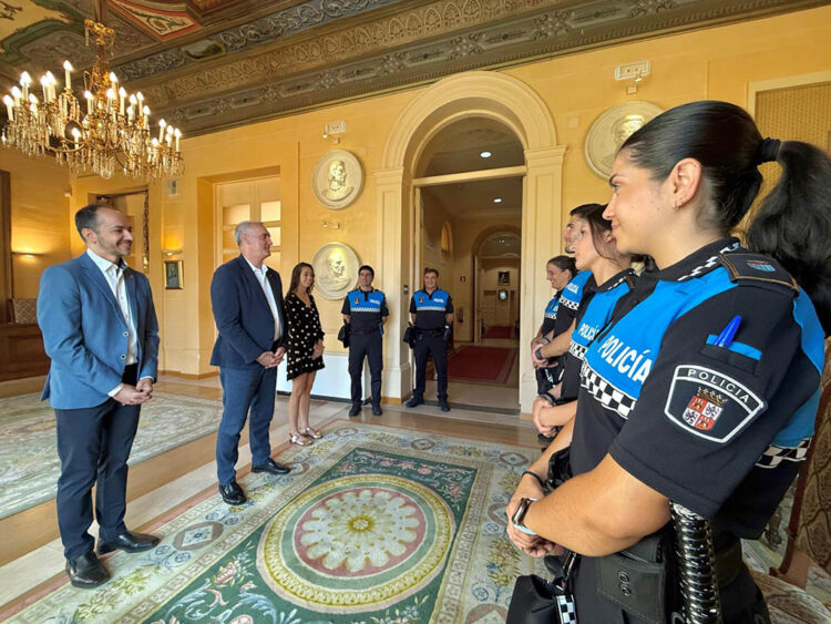 La ciudad cuenta con cinco nuevos agentes de Policía Local en prácticas 1 Recepción de agentes de Policía Local en prácticas en el Ayuntamiento de Segovia.