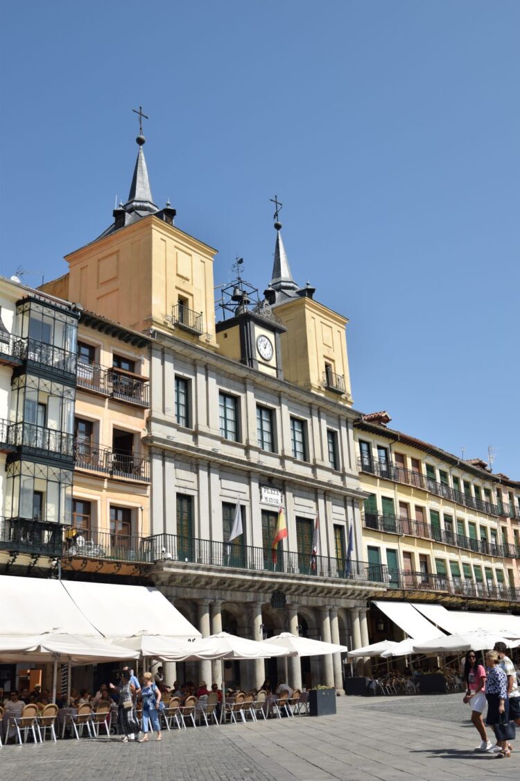 Continúa el cruce de acusaciones entre PP y PSOE por la gestión local 1 Fachada del Ayuntamiento de Segovia. / ROCÍO PARDOS