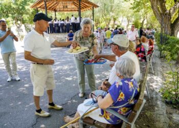 Vecinos y visitantes disfrutan de las fiestas de La Estación de El Espinar./E.A.