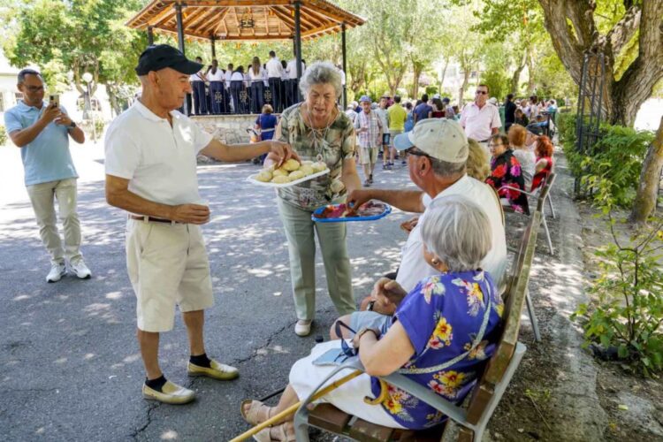 Vecinos y visitantes disfrutan de las fiestas de La Estación de El Espinar./E.A.