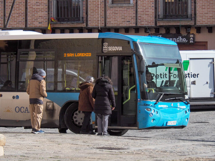 El Ayuntamiento tendrá que devolver 113.000 euros de la subvención del servicio de transporte urbano de 2023 1 Línea 2 de transporte urbano, en el barrio de San Lorenzo. / HÉCTOR CRIADO