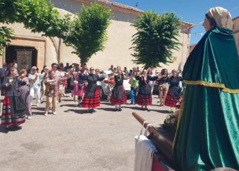 Las danzantes bailan a la Virgen de la Magdalena en las fiestas de 2024./SEBULCOR.COM