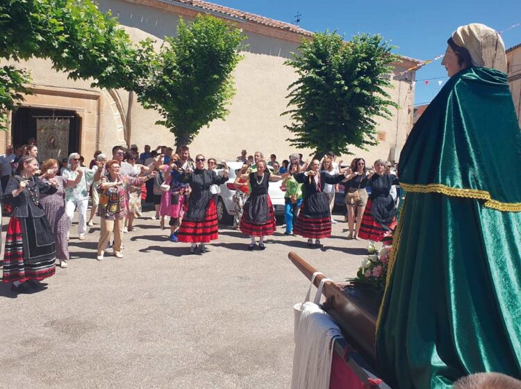 Las danzantes bailan a la Virgen de la Magdalena en las fiestas de 2024./SEBULCOR.COM