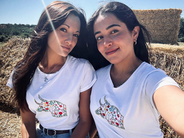 ‘Herencia viva’ o cómo enseñar la tauromaquia entre los jóvenes 1 Vanesa Santos y Victoria Mendoza. / HERENCIA VIVA