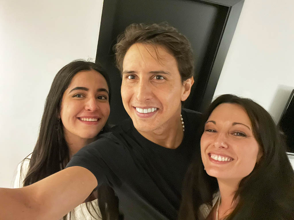 ‘Herencia viva’ o cómo enseñar la tauromaquia entre los jóvenes 2 Victoria Mendoza, el torero Andrés Roca Rey y Vanesa Santos. / HERENCIA VIVA