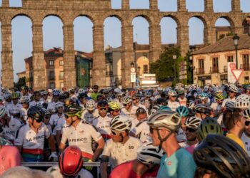Los corredores instantes antes de la salida de la edición pasada./E.A
