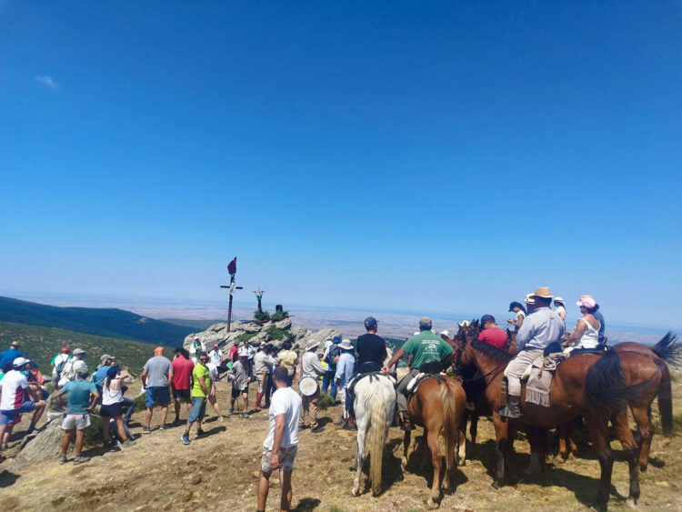 Tradición y narración en la romería más alta de Europa 1 Después de la misa al aire libre, pedrea de caramelos, suelta de palomas y comida campestre. EL ADELANTADO