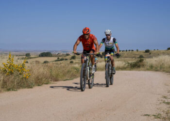 Dos participantes durante la edición pasada en la X Marcha BTT Espirdo./E.A