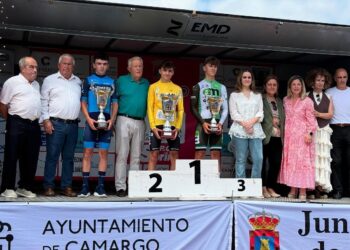 Ángel Marugán posa con el trofeo de campeón./E.A