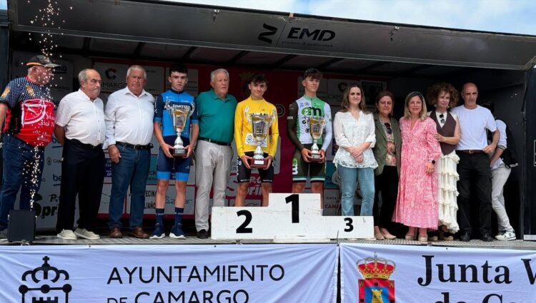 Ángel Marugán posa con el trofeo de campeón./E.A
