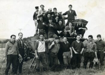 Una de las fotografías de la exposición, con un grupo de navalmanzanenses./ ÁNGEL MARTÍNEZ