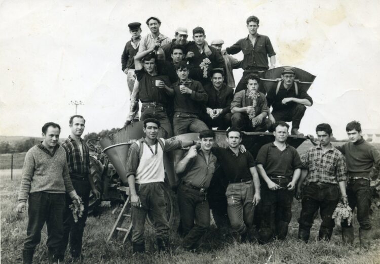 Navalmanzano recuerda a sus emigrantes 1 Una de las fotografías de la exposición, con un grupo de navalmanzanenses./ ÁNGEL MARTÍNEZ