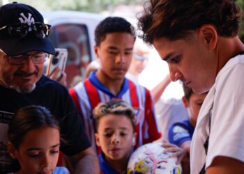 Julián Álvarez firma autógrafos a su llegada a Los Ángeles de San Rafael./ATLÉTICO DE MADRID