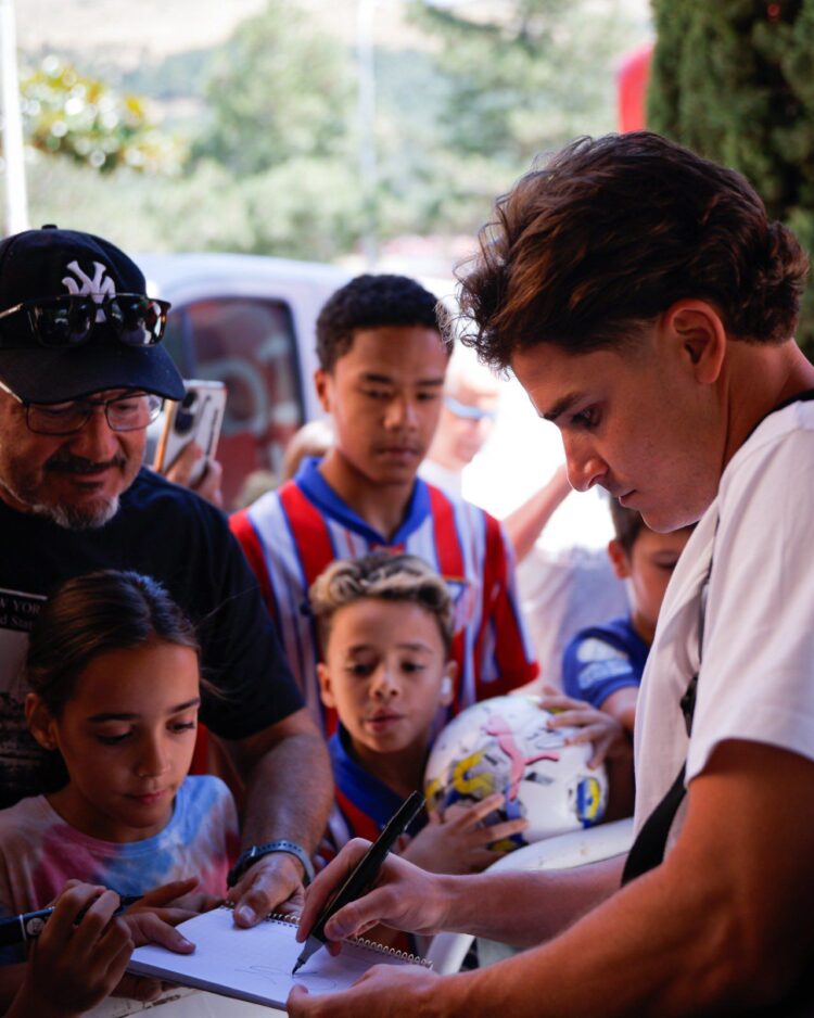 Arranca la pretemporada del Atlético de Madrid en Los Ángeles de San Rafael 1 Julián Álvarez firma autógrafos a su llegada a Los Ángeles de San Rafael./ATLÉTICO DE MADRID