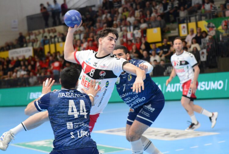 Alfredo Otero en el encuentro de la temporada pasada entre Balonmano Nava y Cangas. /AMADOR MARUGÁN