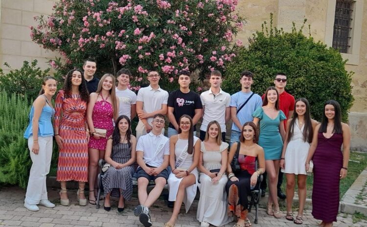 Los quintos y quintas organizadores de la 52 edición de la fiesta de la juventud de Cantimpalos./LOURDES  MATARRANZ