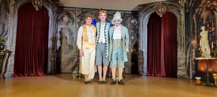 La obra ‘La Familia del Anticuario’ llega a Cantimpalos 1 Componentes del grupo / LOURDES MATARRANZ