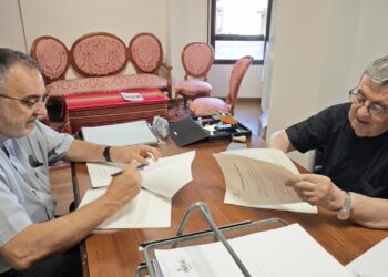 Un instante durante la firma del documento./DIÓCESIS DE SEGOVIA