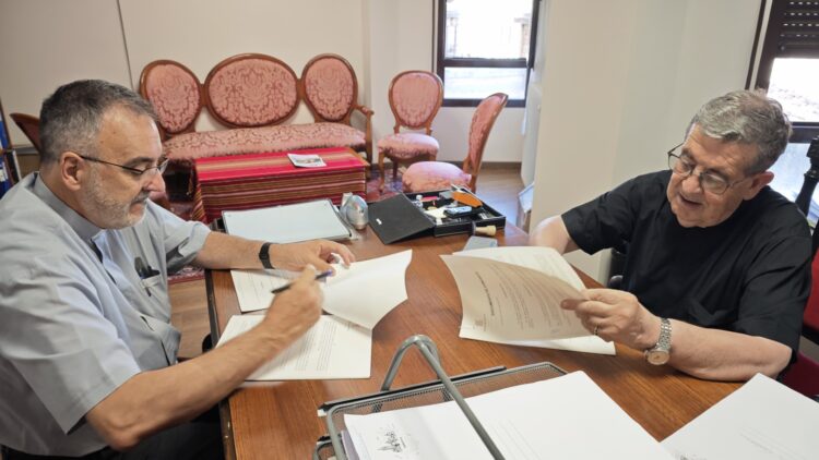 Acuerdo para preservar retablo de Fuentes de Carbonero 1 Un instante durante la firma del documento./DIÓCESIS DE SEGOVIA