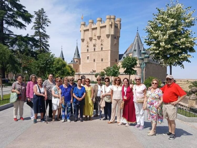 El programa de mayores de Cáritas cierra su ciclo con una visita a la ciudad 1 Participantes en el programa ‘Mayores de Cáritas’. / CÁRITAS SEGOVIA