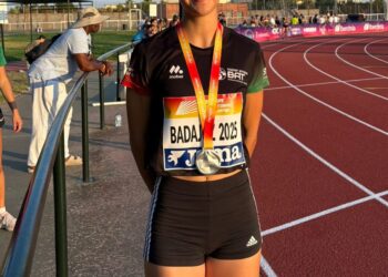Victoria Briso posa con la medalla de plata en Badajoz./CAS