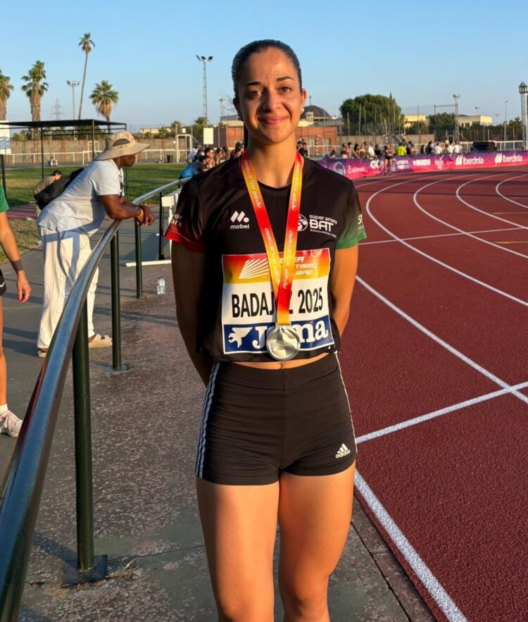 Victoria Briso posa con la medalla de plata en Badajoz./CAS