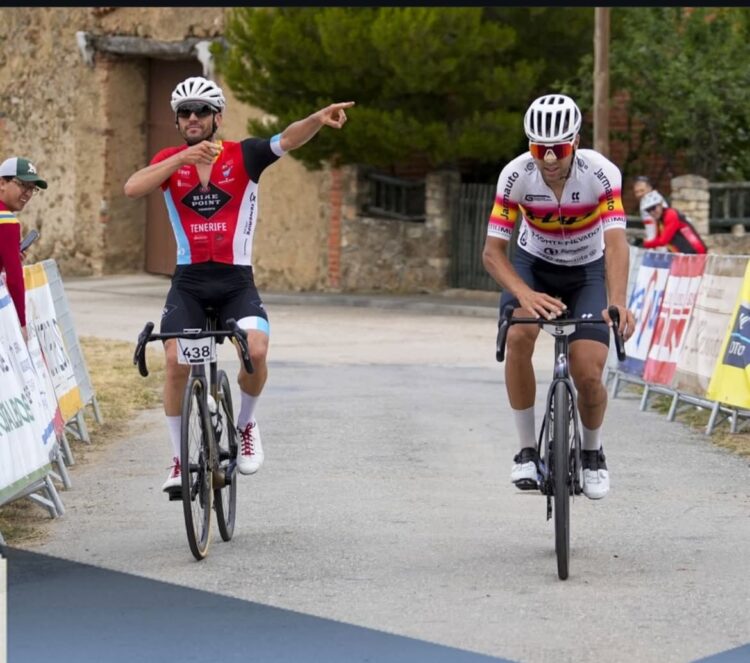 Fran Herrero reina en Sotosalbos y bate récord en ‘La Nico 2025’ 1 Fran Herrero y José Antonio Redondo Ramos instantes antes de cruzar la línea de meta./E.A