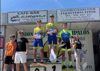 Los tres primeros clasificados posan en el podio./E.A