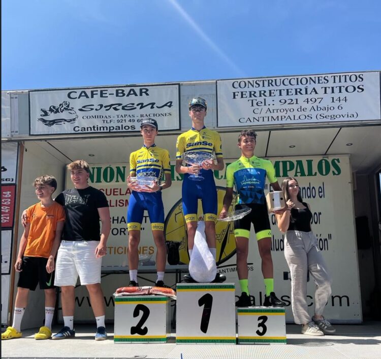 Los tres primeros clasificados posan en el podio./E.A