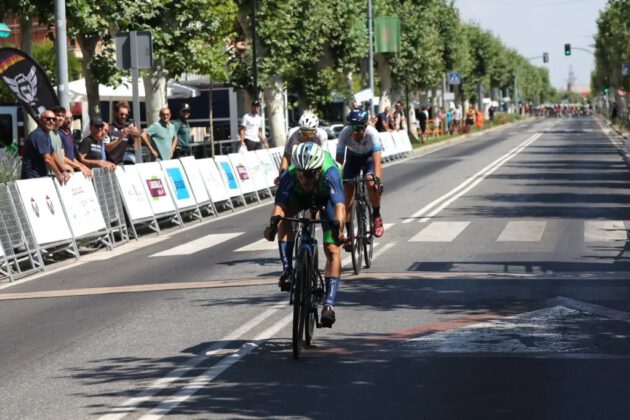 Cuéllar, protagonista en la II Vuelta Ciclista a Castilla y León 1 Varios corredores durante una etapa celebrada en la pasada edición./E.A