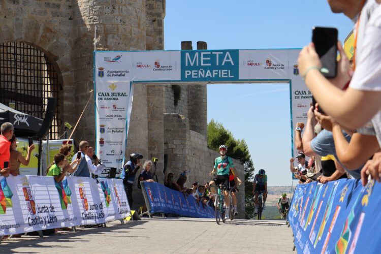 Haimar Etxeberría logra la victoria en el Castillo de Peñafiel./ERIZ FRAILE