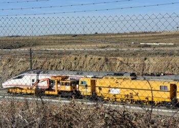 La proximidad de las vías del tren es una de las grandes bazas para establecer el polígono en la zona.