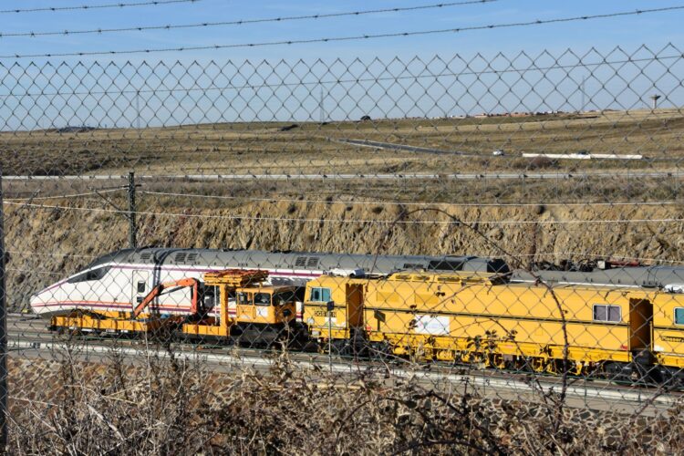 La proximidad de las vías del tren es una de las grandes bazas para establecer el polígono en la zona.
