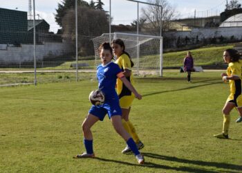 Cristina conduce el balón ante una rival del Quintanar en la 2023/24. /JESÚS SANTANA