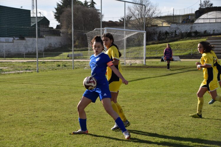 Cristina conduce el balón ante una rival del Quintanar en la 2023/24. /JESÚS SANTANA