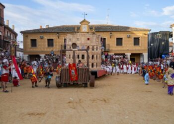 Desfile de carrozas en Fuentepelayo el pasado año / E.A.
