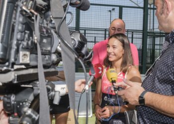 La triatleta segoviana Marina Muñoz atiende a los medios de comunicación durante el convenio de patrocinio de la Diputación de Segovia. /DIP. SEGOVIA