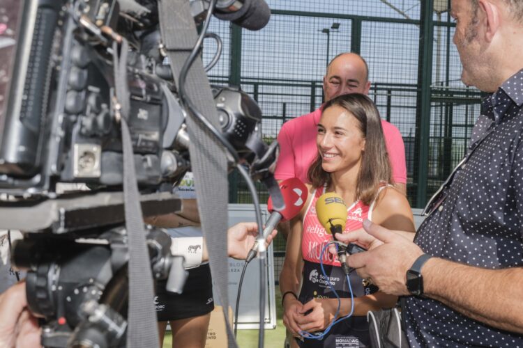 La Diputación destina 170.000 € en ayudas al deporte segoviano 1 La triatleta segoviana Marina Muñoz atiende a los medios de comunicación durante el convenio de patrocinio de la Diputación de Segovia. /DIP. SEGOVIA
