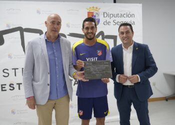 Koke recibe la placa conmemorativa por parte del diputado de Deportes, Óscar Moral, y del diputado de Turismo y alcalde de El Espinar, Javier Figueredo,./DIPUTACIÓN